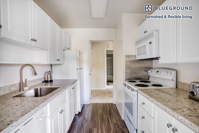 Building Photo - 1560 Sand Hill Rd