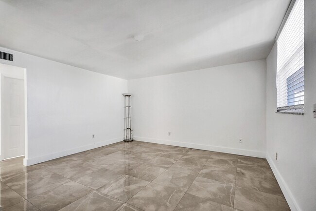 Building Photo - 1801 S Treasure Dr