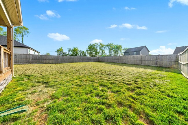 Building Photo - Pet Friendly Three Bedroom!