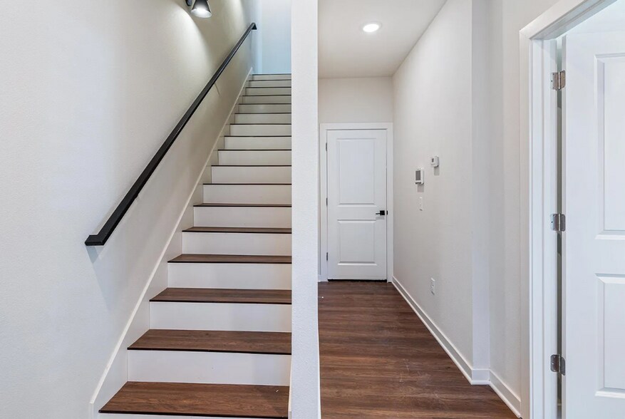 Building Photo - 619 Whitham Ave