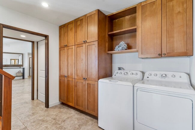 Building Photo - Completely Remodeled 3 Bed/3 Bath with Exp...