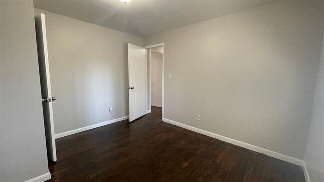 Building Photo - 185 Oak Dr SE