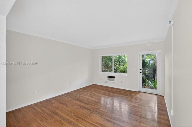 Building Photo - 428 Collins Ave