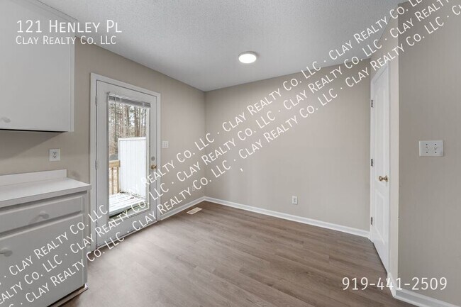 Building Photo - 121 Henley Pl