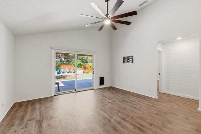 Building Photo - The Perfect Blend of Comfort and Community...