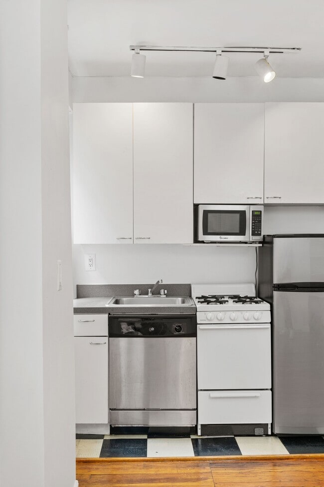 Building Photo - 140 W 71st St