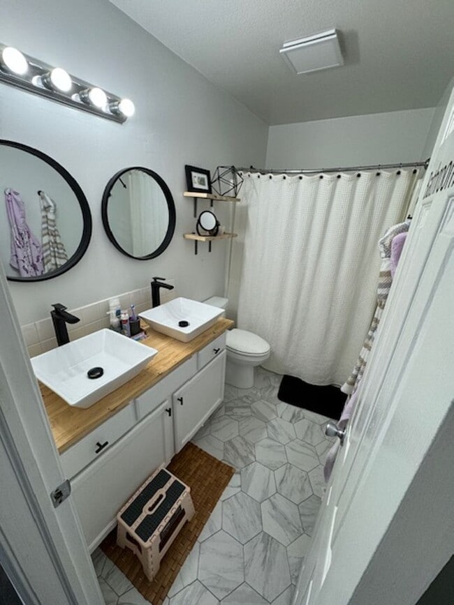 Building Photo - House for rent in Manteo