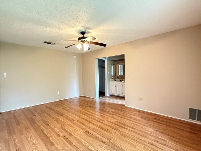 Building Photo - 16439 Hickory Knoll Dr