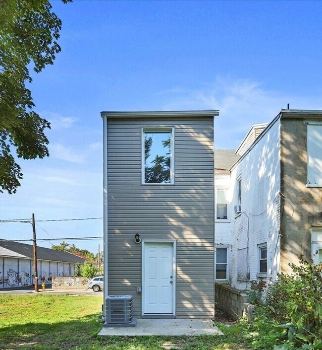 Building Photo - This end-of-row townhome Old Uptown Harris...