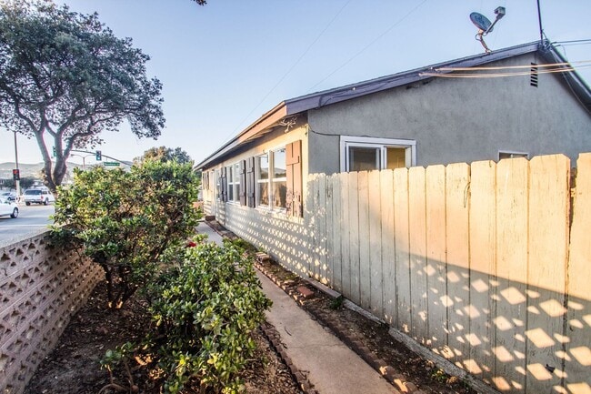 Building Photo - Charming Light Filled Ventura 2 Bd Cottage...