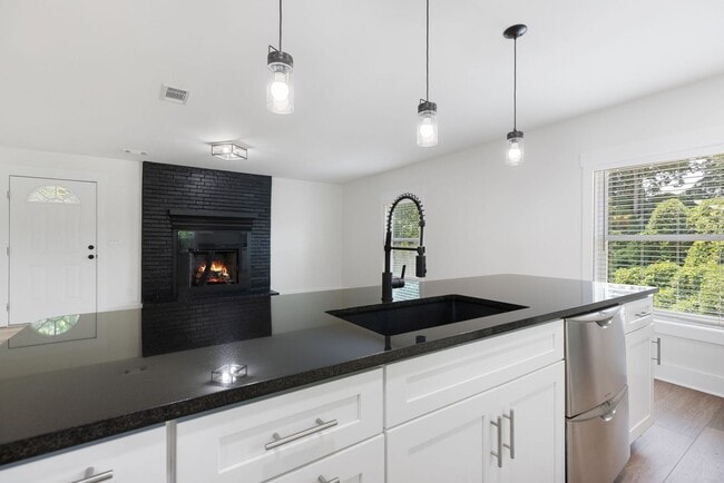 Building Photo - Four Bedroom Four Bath Home