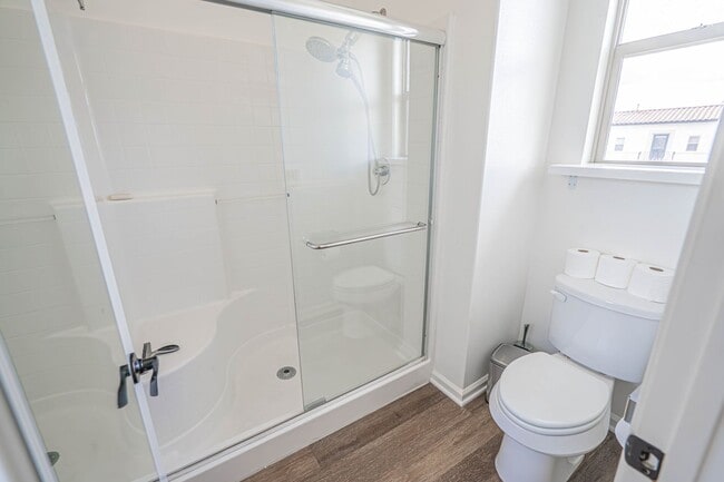 Building Photo - Unique 4-Bedroom, 3-story Live/Work Townhouse in the lushly landscaped Villa Metro Community!