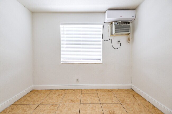 Building Photo - Charming 1-Bedroom Apartment in the Heart ...