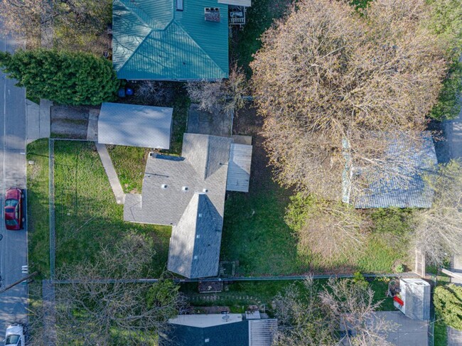 Building Photo - Central CDA rancher 2 bed 1 bath with 2 ca...