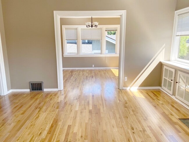 Building Photo - Beautiful Craftsman 5 bed 1 bath home with...