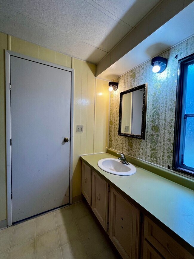 Building Photo - 721 S 83rd Ave