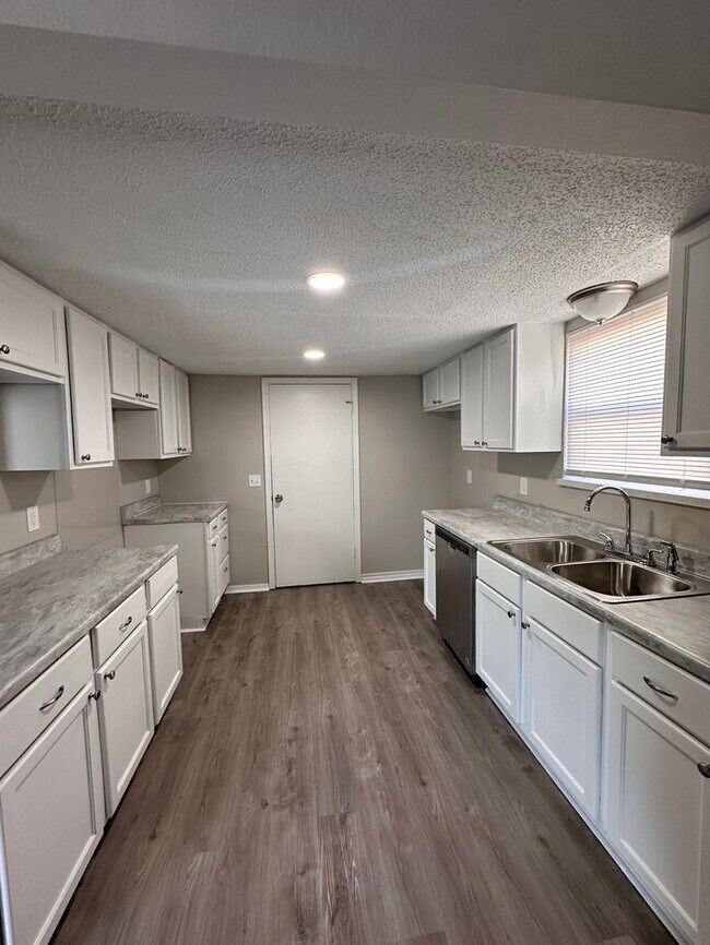 Building Photo - 4700 Clendon Way