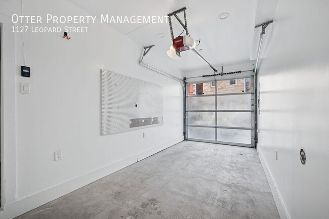 Building Photo - 1127 Leopard St