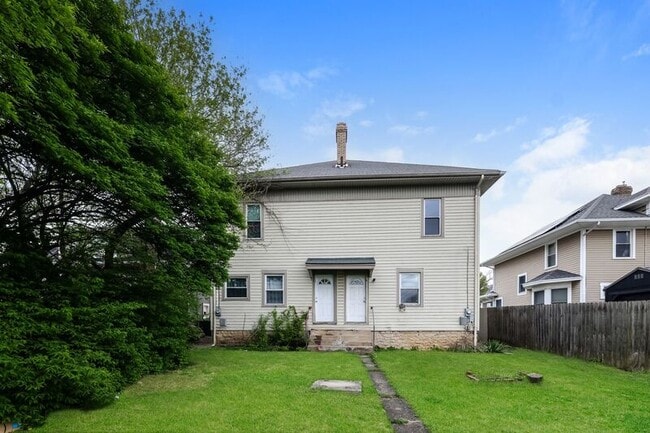 Building Photo - 557/559 E Madison Ave