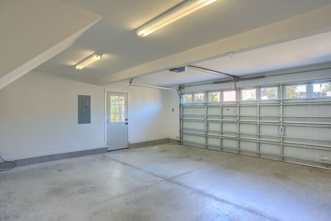 Building Photo - Fresh Paint, New Carpet & Custom Finishes in North Shore Country Club