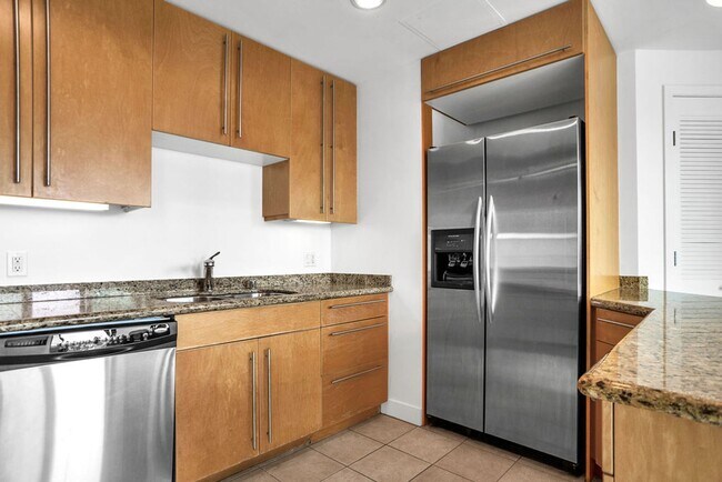 Building Photo - Gorgeous downtown unit! Views from every room!