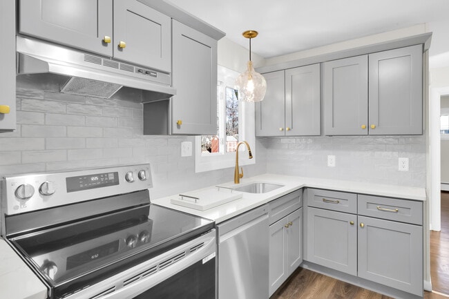 Building Photo - 26 Seminole Cir