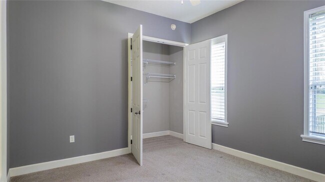 Building Photo - 617 SE 47th Loop