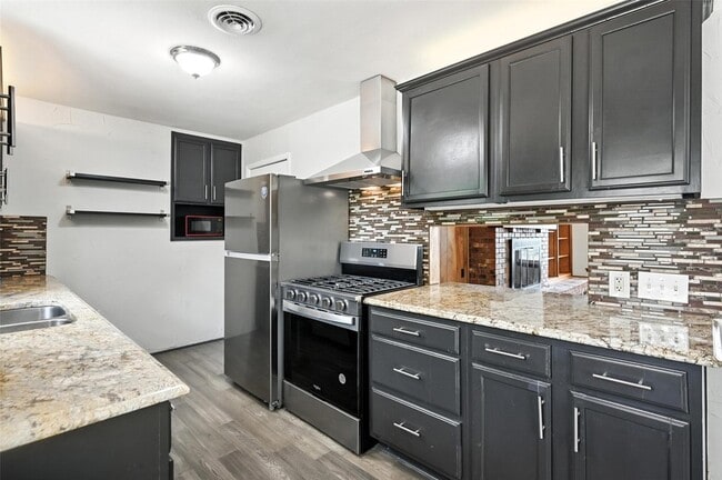 Building Photo - 302 Young Dr