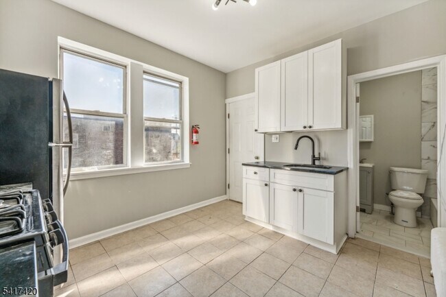 Building Photo - 1501 S Wood Ave