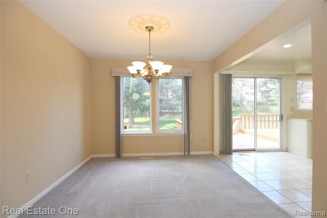 Building Photo - 5590 Greenbriar Dr