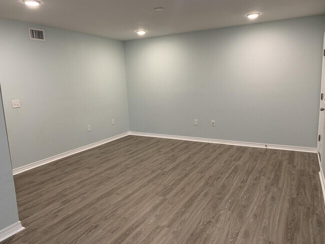 Building Photo - 723 S Berthe Ave