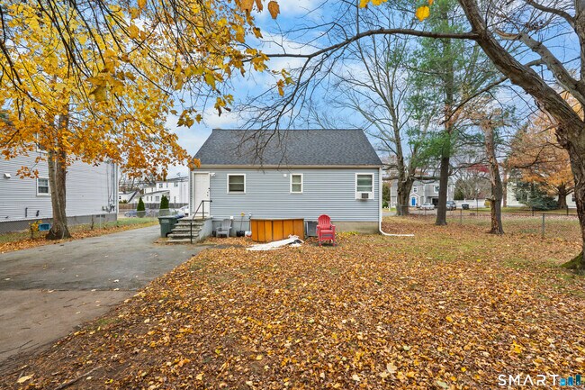 Building Photo - 5 Clover Hill Ave