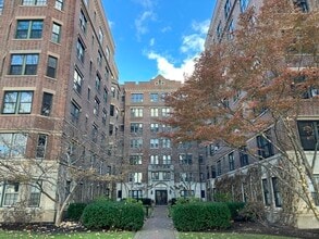 Building Photo - 988 Memorial Dr