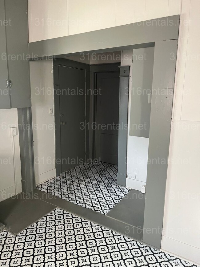 Building Photo - $1150 - 3 bed 1 bath - Single Family Home