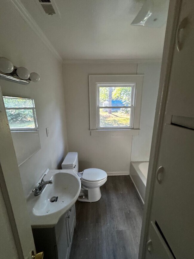 Building Photo - Single Family 2 Bed / 1 Bath (Deep Cleaning July 10, 2026)