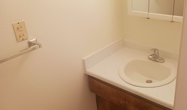 Building Photo - Roomiest Townhouse in All of Carson? Water...