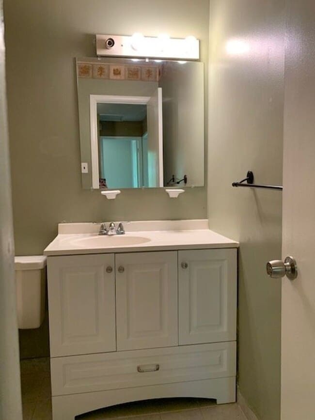 Building Photo - Spacious 3 BR, 2.5 BA townhouse with finis...