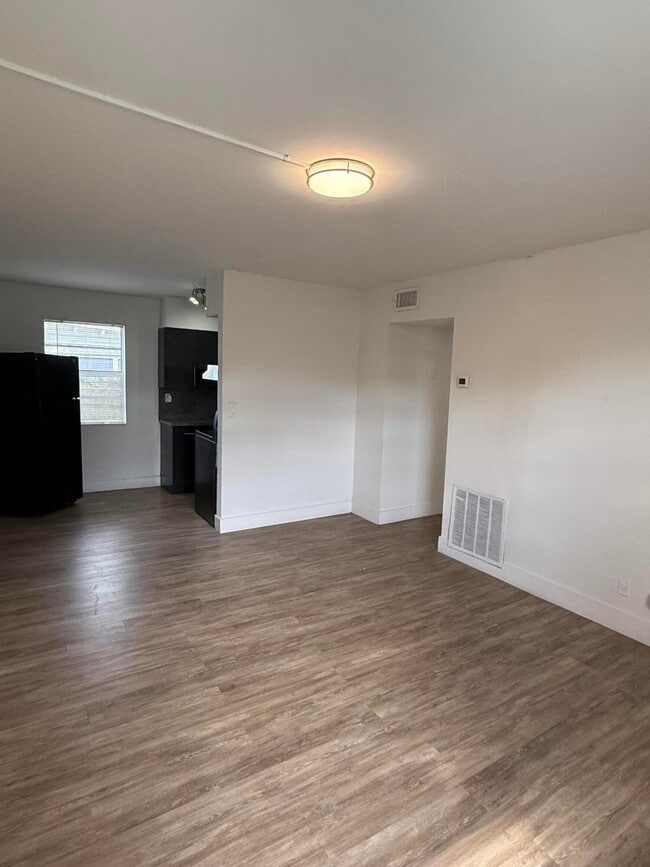 Building Photo - 650 SW 15th Ave