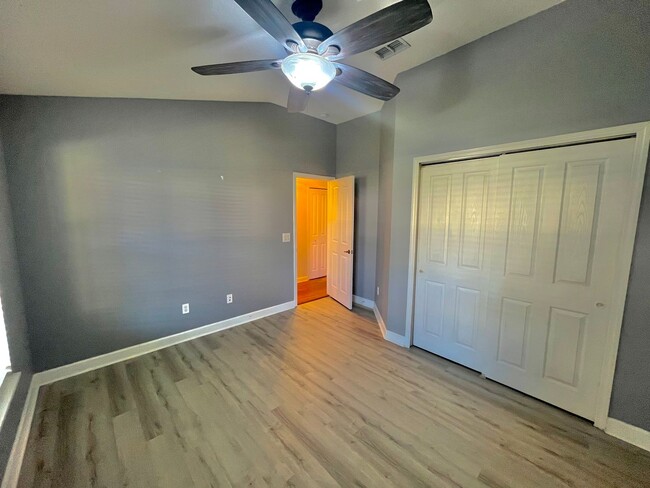 Building Photo - Gorgeous 4 Bed 2 Bath Home for Rent in Apo...