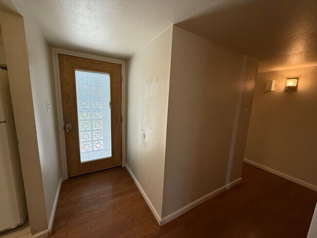 Building Photo - COUNTRY CLUB ESTATES 3 Bedroom Home available for Rent!