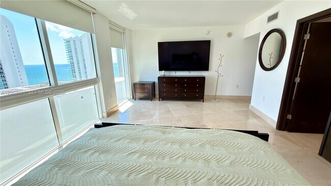 Building Photo - 150 Sunny Isles Blvd