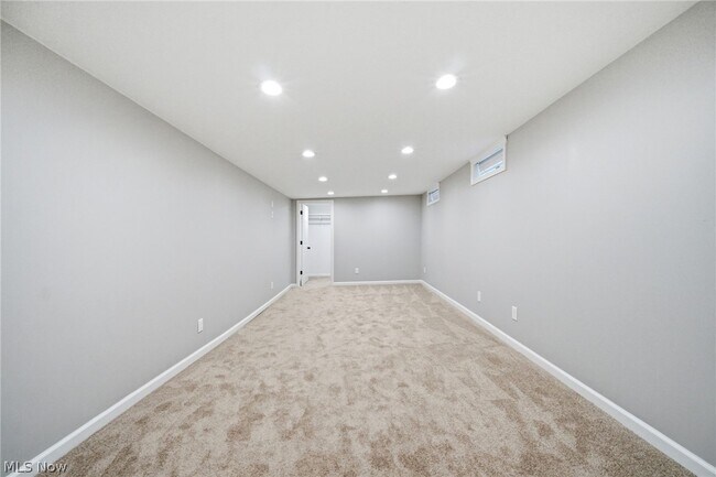 Building Photo - 1097 Oak Tree Rd