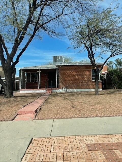 Building Photo - 1731 E 9th St