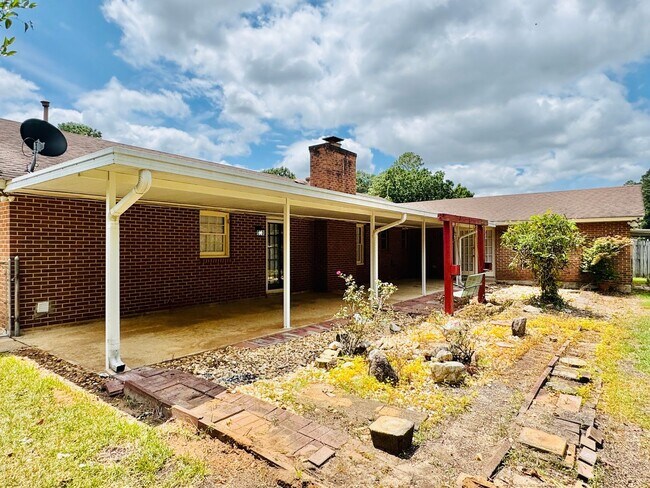 Building Photo - Room to Roam, Comfort to Stay — This Updat...