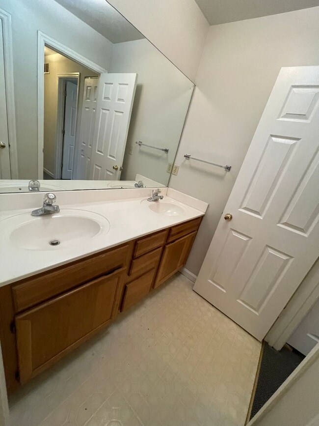 Building Photo - 415 Oldham Ave