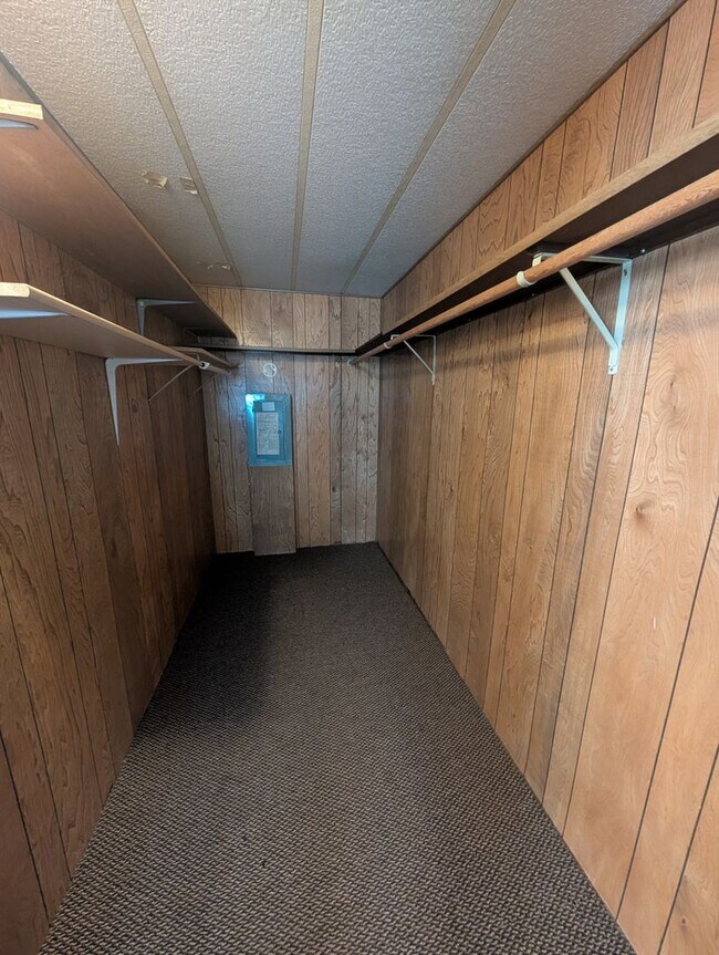 Building Photo - 8216 Homedale Rd