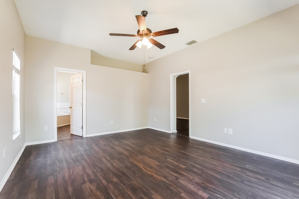 Building Photo - 83 Knights Hollow Dr