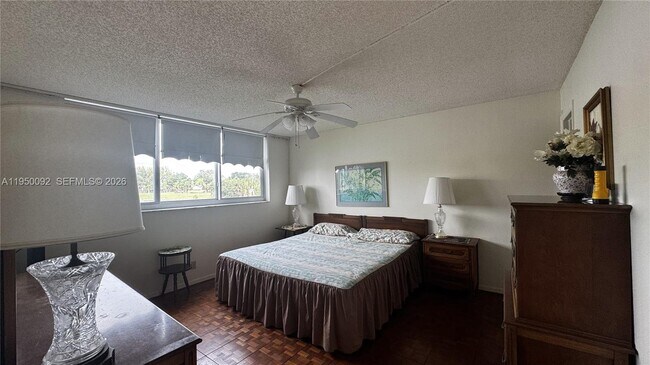 Building Photo - 9423 S Hollybrook Lake Dr