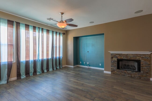 Building Photo - Fabulous Single Story 3 Bedroom Home Conve...