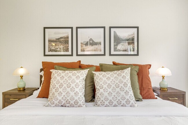 Building Photo - 1264 Bellevue Way NE